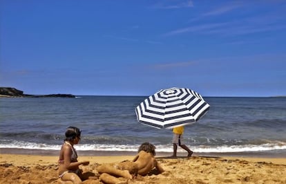 Nens jugant a la platja de Cavalleria en una imatge d&#039;arxiu. 