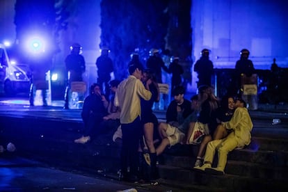Jóvenes en las escaleras de la plaza de Espanya mientras la Guardia Urbana desalojaba en 2022 la zona en la última madrugada de las fiestas de La Mercè.