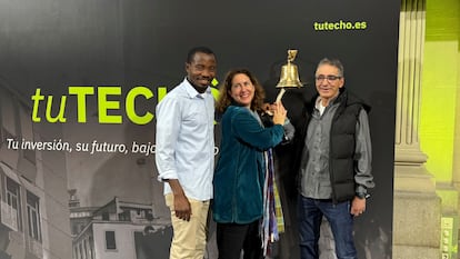 De izquierda a derecha: Clement Dwamena, primer trabajador de tuTECHÔ; Blanca Hernández, presidenta de tuTECHÔ; y Hassan Saksa, primer inquilino de tuTECHÔ.