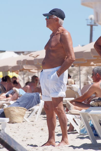 El diseñador italiano Giorgio Armani luce moreno en Ibiza junto a su sobrina Roberta y un grupo de amigos.