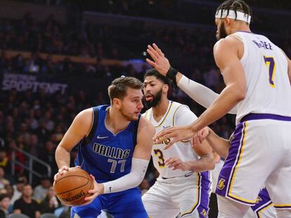 Doncic, entre Anthony Davis y McGee.