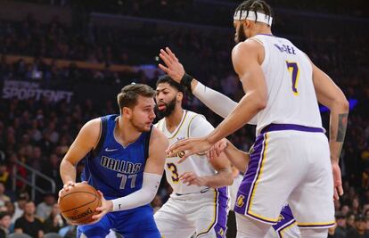 Doncic, entre Anthony Davis y McGee.