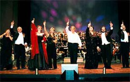 Alicia Nafé, Jaime Aragall, María José Montiel, Ainhoa Arteta, Plácido Domingo, Ana María Sánchez, José Bros y Carlos Álvarez (de izquierda a derecha), durante el ensayo general de la gala del 150º aniversario del Teatro Real.