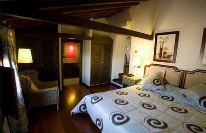 Salón y una de las habitaciones del hotel La Casa del Convento, en la localidad madrileña de Chinchón.