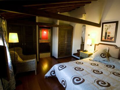 Salón y una de las habitaciones del hotel La Casa del Convento, en la localidad madrileña de Chinchón.