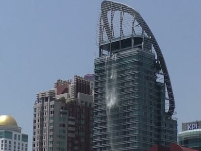 Terremoto de Myanmar: el agua de una piscina cae a la calle desde la azotea de un edificio en Bangkok