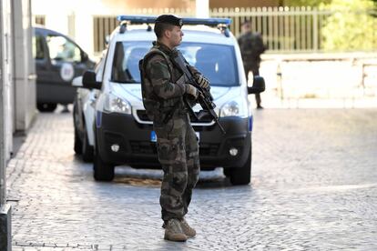 Un soldado francés monta guardia cerca de la zona del atropello.