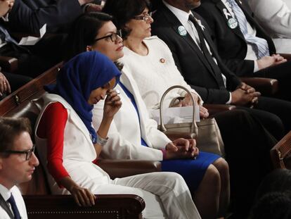 La representante demócrata por Minnesota, Ilhan Omar, en la Cámara de Representantes durante el discurso del presidente de los Estados Unidos. El magnate neoyorquino emplazó a sus rivales a impulsar legislaciones relacionadas con la espiral arancelaria, nuevas restricciones al aborto y mano dura contra la inmigración irregular.