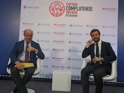 El vicepresidente del Banco Central Europeo, Luis de Guindos, junto a Pablo Casado, este lunes en los cursos de verano de El Escorial.