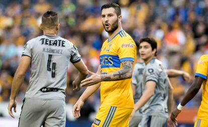 Sánchez y Gignac durante el clásico regio. 