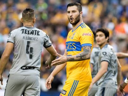 Sánchez y Gignac durante el clásico regio. 