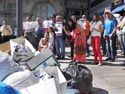 Protesta de los trabajadores de Urbaser, ayer en el casco viejo de Lugo.