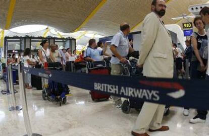 Pasajeros en la terminal 4 del aeropuerto de Barajas el jueves pasado, día del colapso aéreo motivado por la amenaza terrorista.