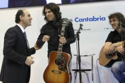 El presidente cántabro, Ignacio Diego (i), saluda a los integrantes del grupo "Rulo y la Contrabanda", durante la celebración del Día de Cantabria en la Feria internacional de Turismo (Fitur) que se celebra en Madrid.