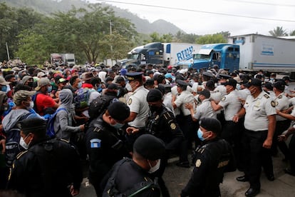Miles de migrantes hondureños pasaron el cerco policial colocado en la frontera de El Florido, entre Guatemala y Honduras.