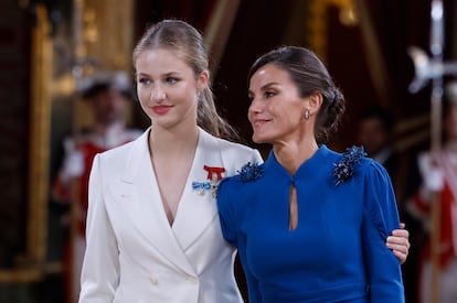 La princesa Leonor abraza a su madre, la reina Letizia, al término del saludo a los invitados al almuerzo en el Salón del Trono del Palacio Real.