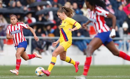 Lieke Mertens conduce el balón durante el partido ante el Atlético.