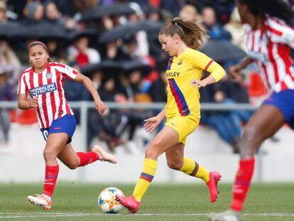 Lieke Mertens conduce el balón durante el partido ante el Atlético.