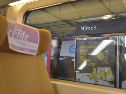 Un tren de alta velocidad de Renfe pasa por la estación francesa de Nimes rodando en fase de pruebas.