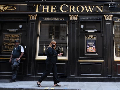 Os pubs poderão reabrir a partir de 4 de julho. Na foto, um estabelecimento em Londres nesta terça-feira.