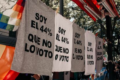 Distintas camisetas que llevaron los manifestantes mostraban su afinidad por el peronismo y rechazo al gobierno de Milei.