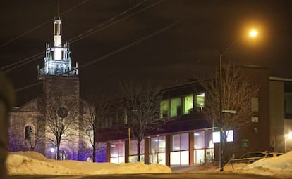 Vista de la fachada del Centro Cultural Islámico de Quebec (d), donde al menos seis personas murieran en un ataque perpetrado en la noche del domingo, en Quebec (Canadá), hoy, 30 de enero de 2017.