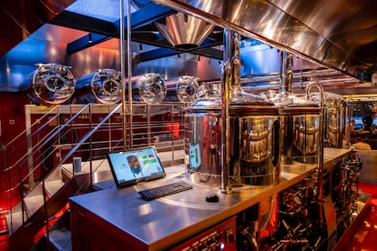 La instalación, de la que Mahou no ha detallado inversión, cuenta con dos calderas para la maceración del lúpulo, cuatro tanques de fermentación, y otros tantos tanques de bodega, que a través de tuberías llevan la cerveza a la barra.