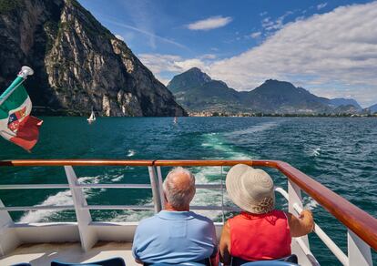 Una pareja de turistas de la tercera edad en el lago de Garda, Italia, en junio de 2018.