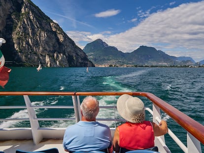 Una pareja de turistas de la tercera edad en el lago de Garda, Italia.