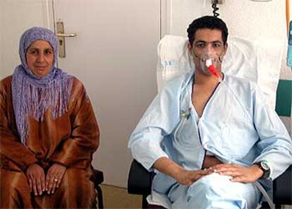 Bendaoud el Khamlichi, en la habitación del hospital Doce de Octubre, junto a su madre, Satna.
