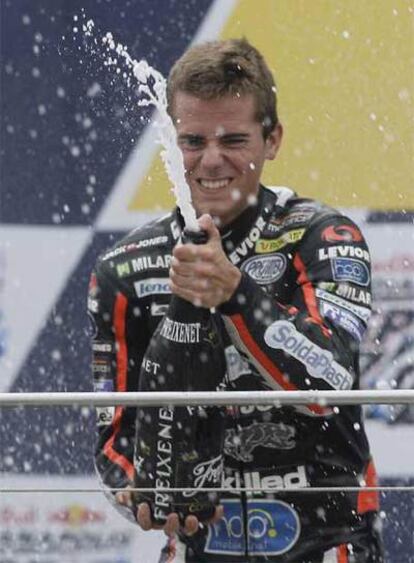 Terol celebra su triunfo en el podio de Indianápolis