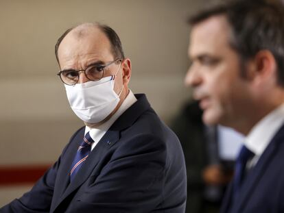 El primer ministro francés, Jean Castex, escucha a su ministro de Sanidad, Olivier Véran, durante la presentación de las últimas decisiones sobre la pandemia