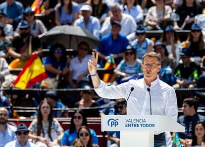 El presidente del PP, Alberto Núñez Feijóo, en un mitin en la plaza de toros de Valencia el 25 de mayo. 