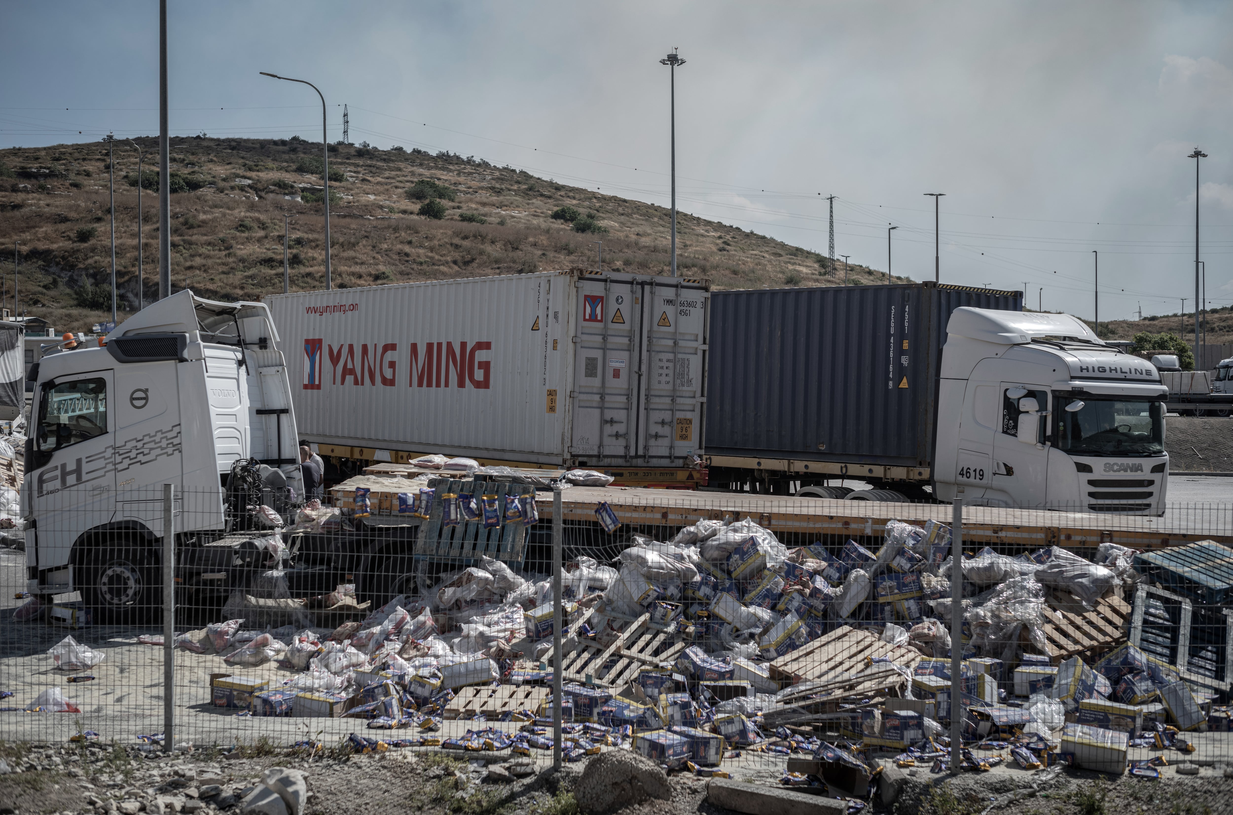 Camiones que transportaban ayuda para Gaza, vandalizados y con su contenido y esparcido en el suelo en el puesto de Tarqumiya (Cisjordania), el 13 de mayo de 2024.