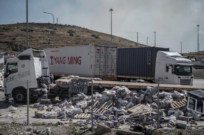 Camiones que transportaban ayuda para Gaza, vandalizados y con su contenido y esparcido en el suelo en el puesto de Tarqumiya (Cisjordania), el 13 de mayo de 2024.