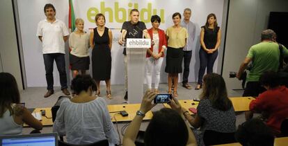Otegi en San Sebastián con las tres cabezas de lista y miembros de la coalición.