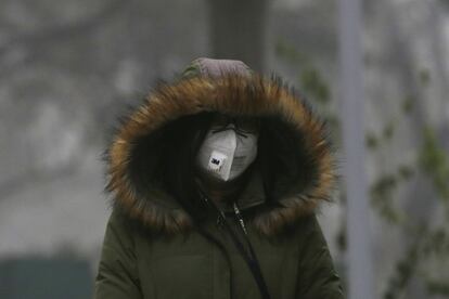 Los ciudadanos se cubren con máscaras para intentar paliar los efectos de la contaminación, ya que el tipo de partículas concentradas en el aire son las más dañinas para la salud.