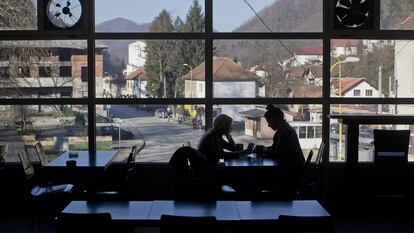 Dos mujeres en un café de Srebrenica.