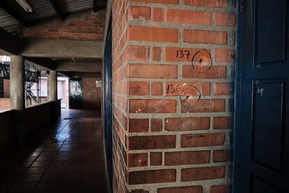 Dos agujeros de bala en los pasillos de la Institución Educativa José María Obando en Corinto (Departamento de Cauca).