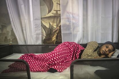 Una mujer embarazada de Nigeria descansa a bordo del Golfo Azurro, el barco de rescate de la ONG española Proactiva Open Arms.