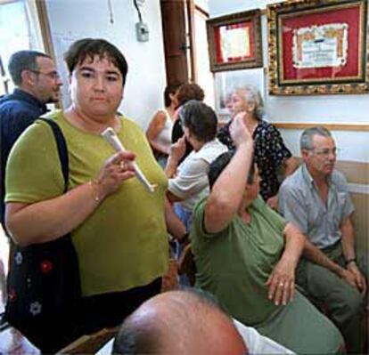 Un grupo de asistentes, ayer, antes de comenzar el sorteo de <i>redolins</i> de El Palmar.