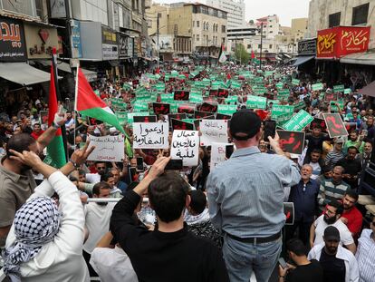 Manifestantes asisten a una protesta en apoyo de los palestinos en Gaza, en Jordania, el  viernes 10 de mayo de 2024.