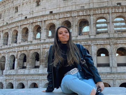 Cristina Santiago, que está de Erasmus en Milán, ante el Coliseo de Roma.