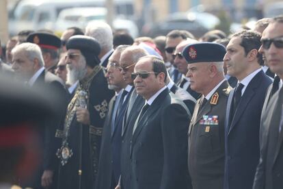 El presidente Al Sisi (centro) y otras autoridades egicipias, el miércoles en el funeral de Mubarak en el El Cairo. A la derecha, Alaa, primogénito del fallecido.