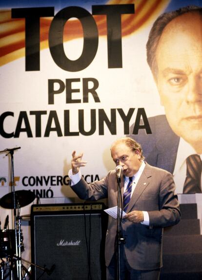 Jordi Pujol fundó Convergència Democrática de Cataluña (CiU) en 1974. Tres años después fue consejero sin cartera en el gobierno provisional de Cataluña y diputado por Barcelona en el Congreso de los Diputados. En la imagen, el entonces presidente de la Generalitat y candidato por CiU, Jordi Pujol, se dirige a los simpatizantes de la formación en el mitin de cierre de campaña para las elecciones autonómicas de 1988. El acto tuvo que suspenderse por la intensa lluvia.