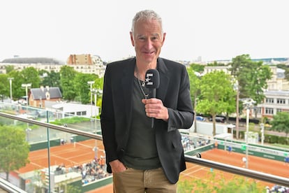 John McEnroe, en lo alto de la Philippe Chatrier de Roland Garros. / EUROSPORT