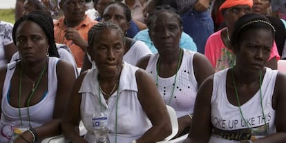 Víctimas de las FARC durante una ceremonia en Bojayá, Chocó, en la que el grupo guerrillero les pidió perdón públicamente, el pasado cinco de diciembre.