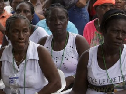 Vítimas das FARC durante uma cerimônia em Bojayá, Chocó, na qual a guerrilha pediu perdão publicamente, no último dia 5 de dezembro.