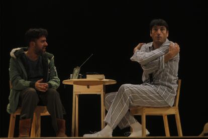 Javier Gutiérrez, a la izquierda, y Carmelo Gómez, ayer durante el ensayo general de <b><i>Elling</b></i> en el Teatro Lope de Vega de Sevilla.