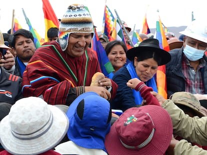 Evo Morales saluda a gente en la marcha hacia La Paz, este jueves.